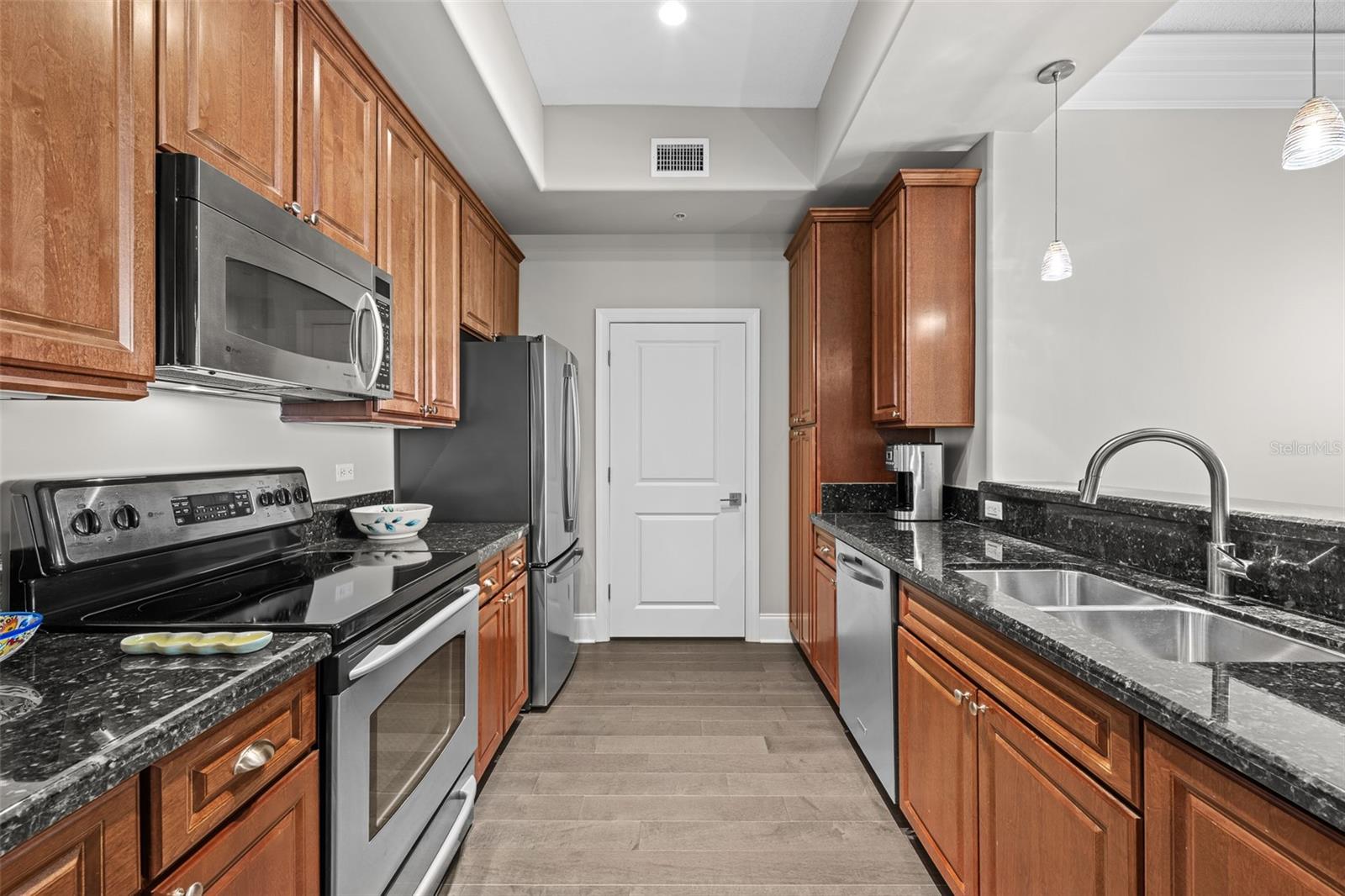 THE PARKSIDE OF ONE BAYSHORE - Residential