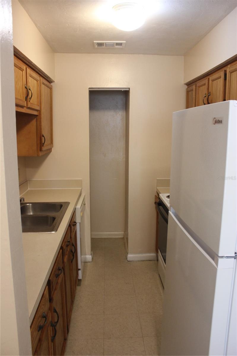 TOWER OAKS - Residential Lease