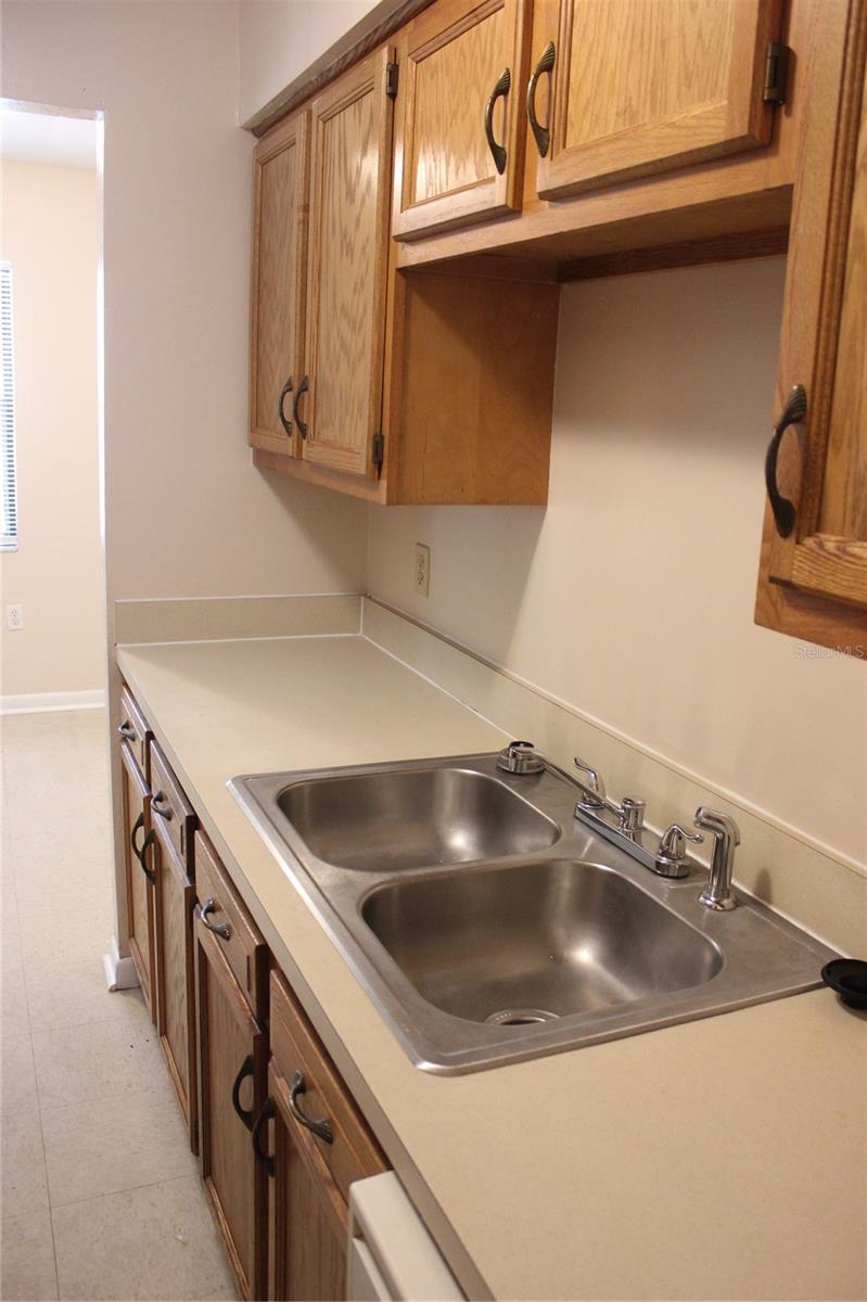 TOWER OAKS - Residential Lease