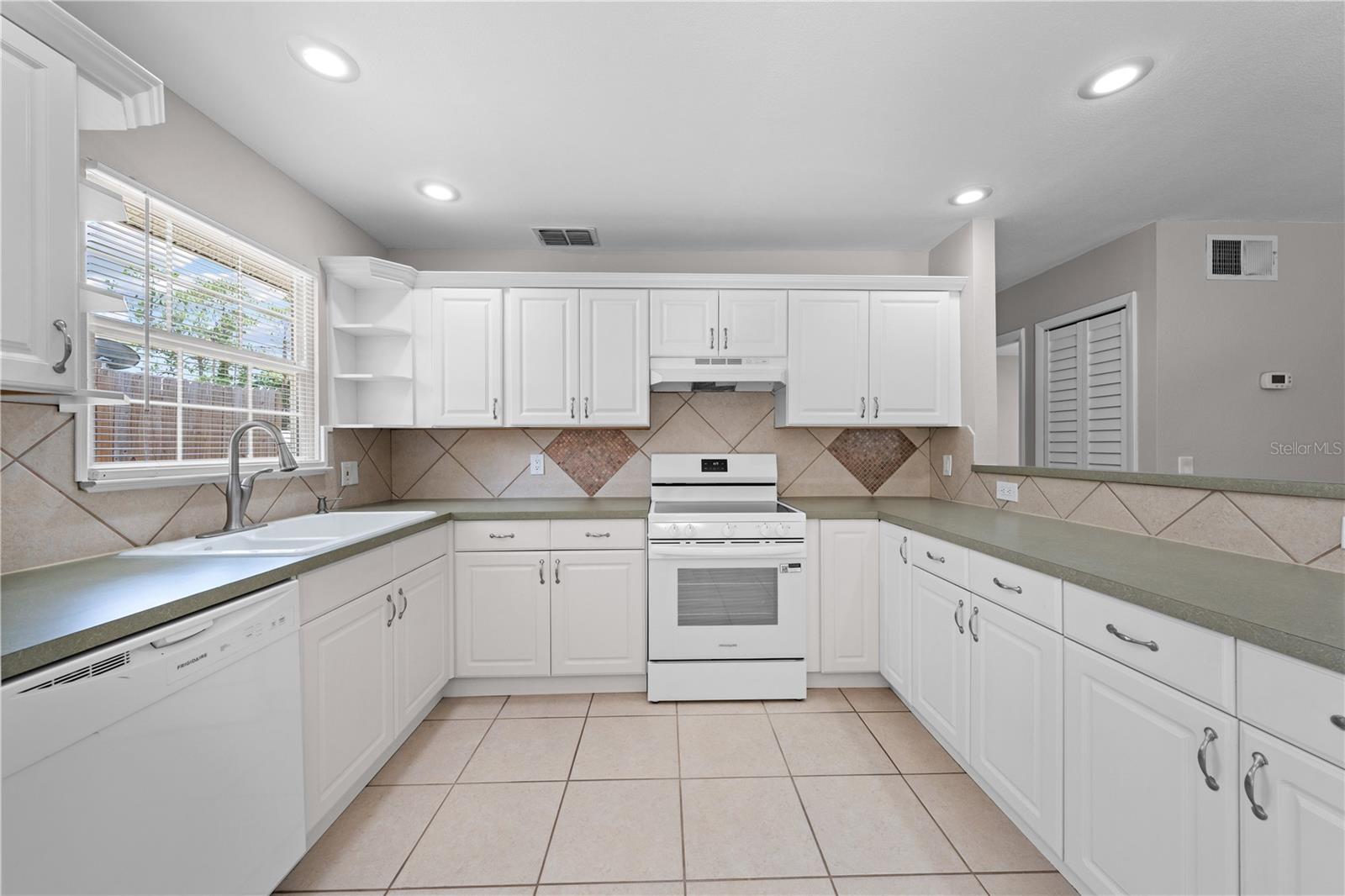 OAKWOOD SHORES - Residential