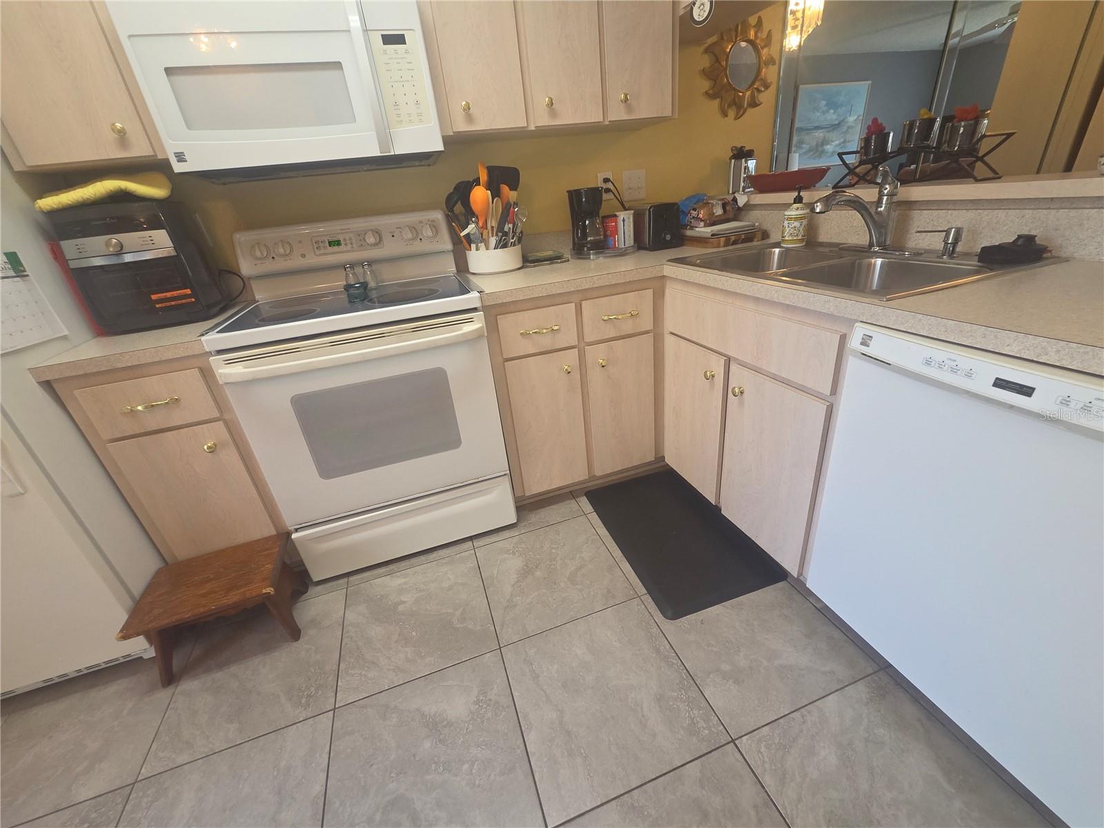 SUNNYBROOK CONDO 02 - Residential Lease