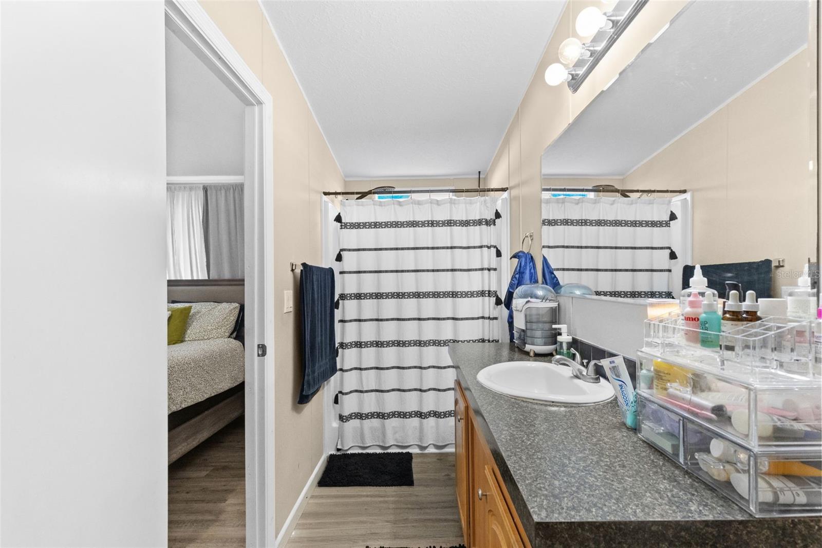 LAMPLIGHTER ON THE RIVER - Residential