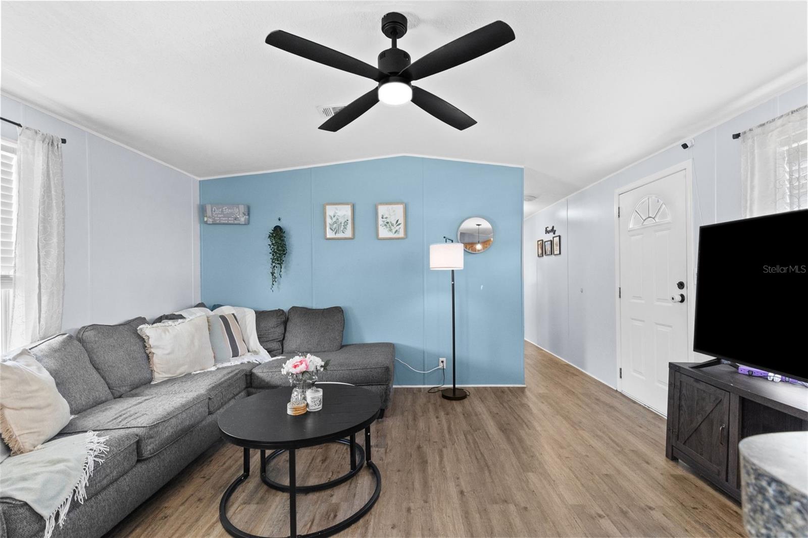 LAMPLIGHTER ON THE RIVER - Residential