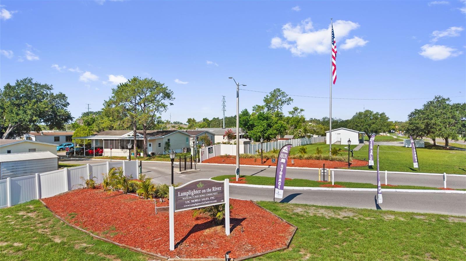 LAMPLIGHTER ON THE RIVER - Residential
