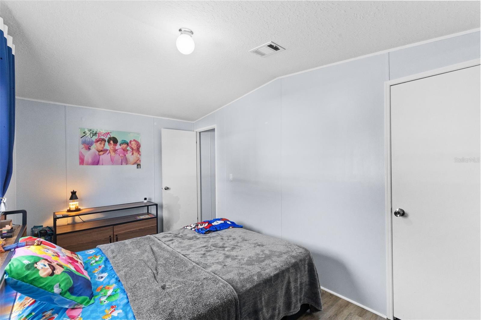 LAMPLIGHTER ON THE RIVER - Residential