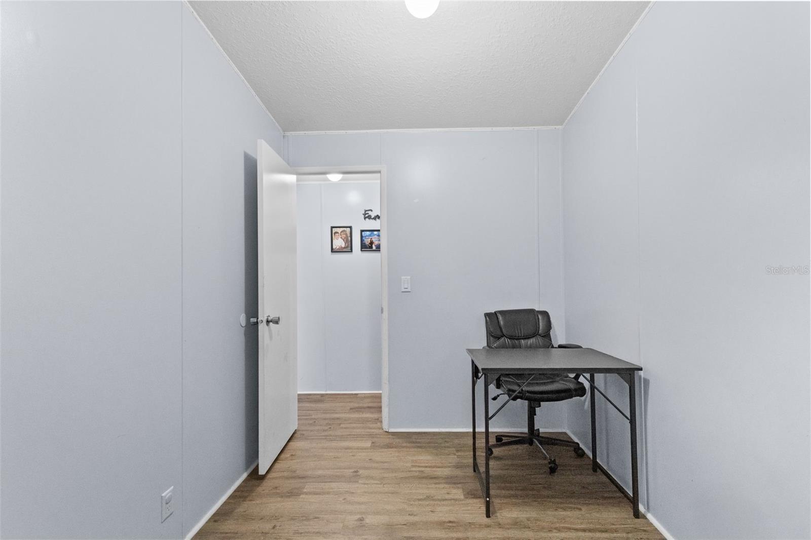 LAMPLIGHTER ON THE RIVER - Residential