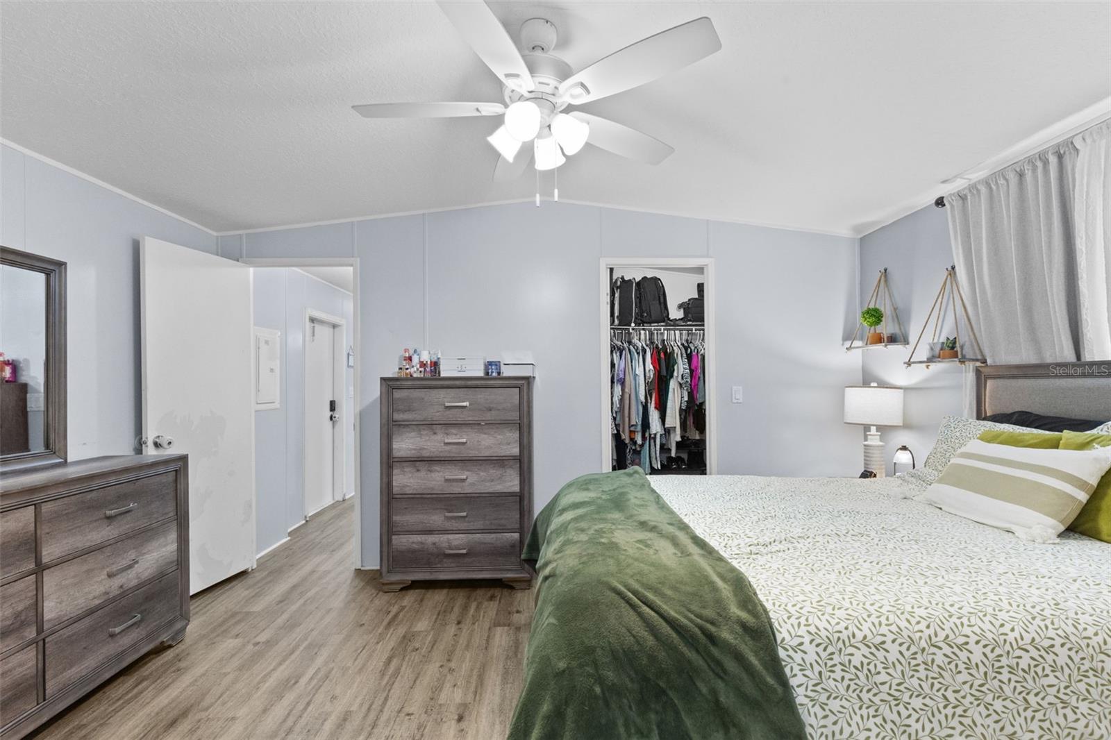 LAMPLIGHTER ON THE RIVER - Residential