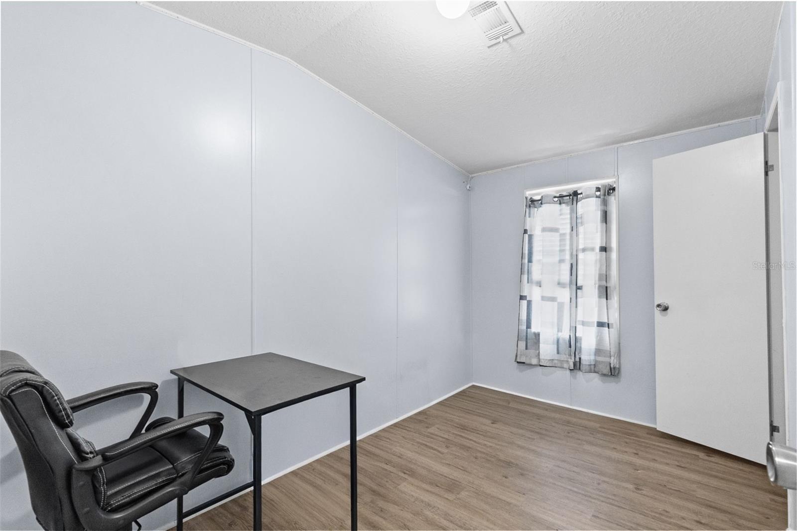 LAMPLIGHTER ON THE RIVER - Residential