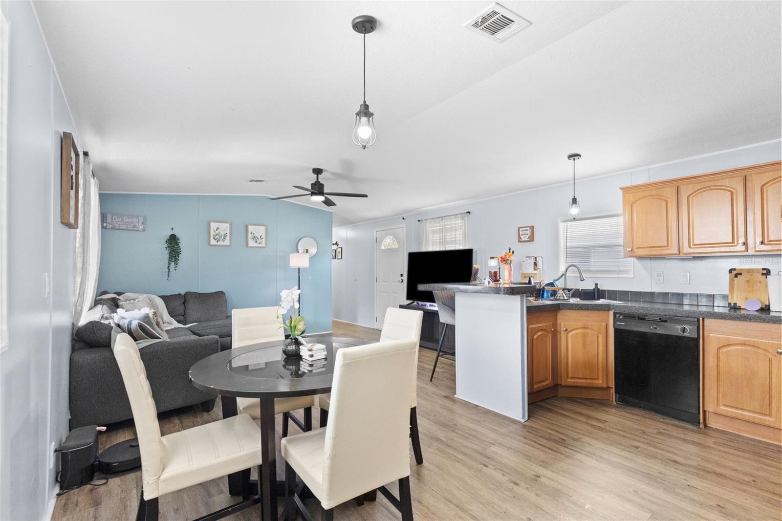 LAMPLIGHTER ON THE RIVER - Residential