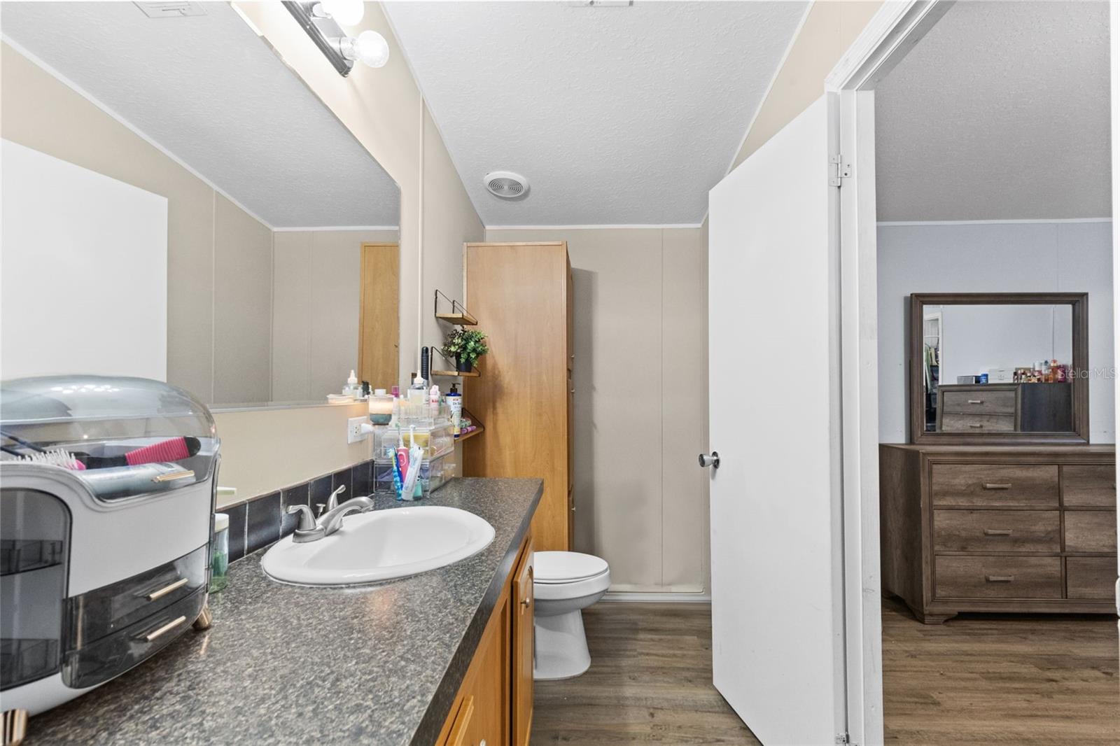 LAMPLIGHTER ON THE RIVER - Residential