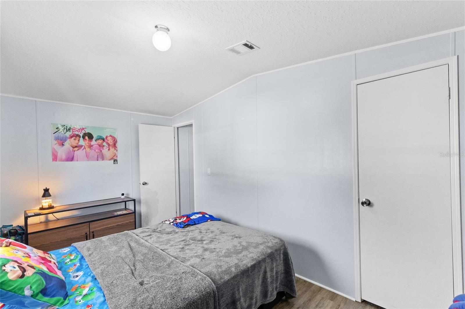 LAMPLIGHTER ON THE RIVER - Residential