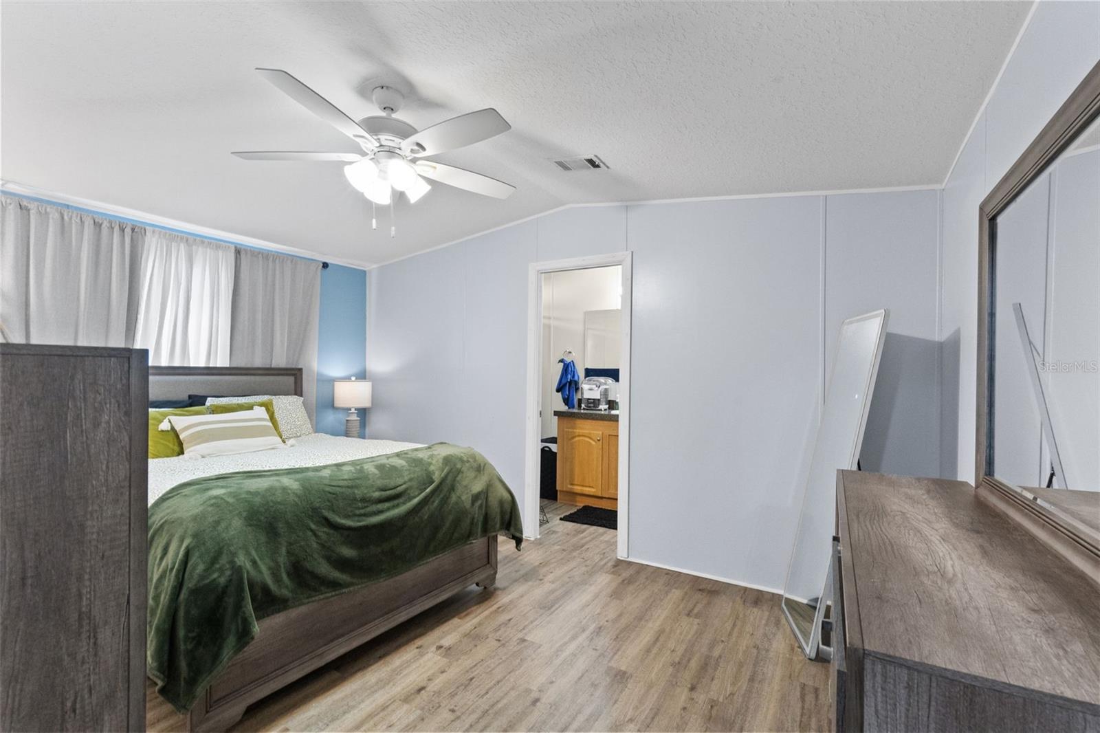 LAMPLIGHTER ON THE RIVER - Residential