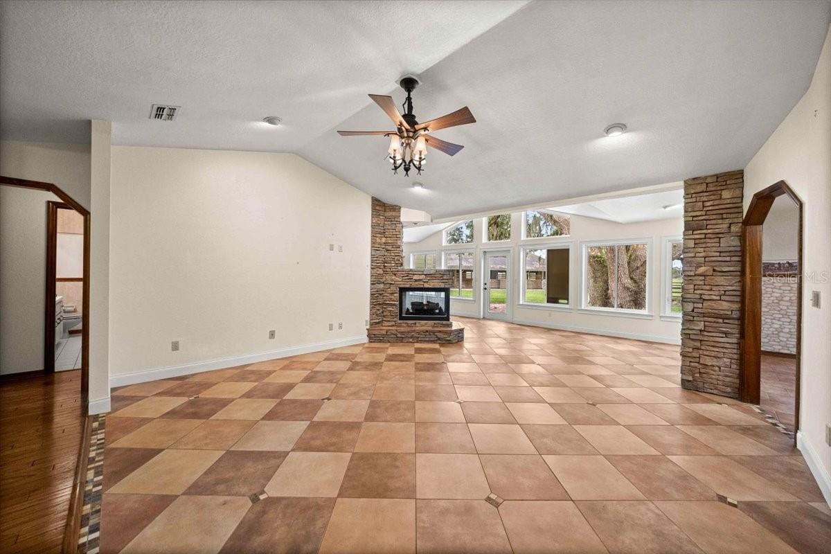 STONERIDGE ACRE - Residential