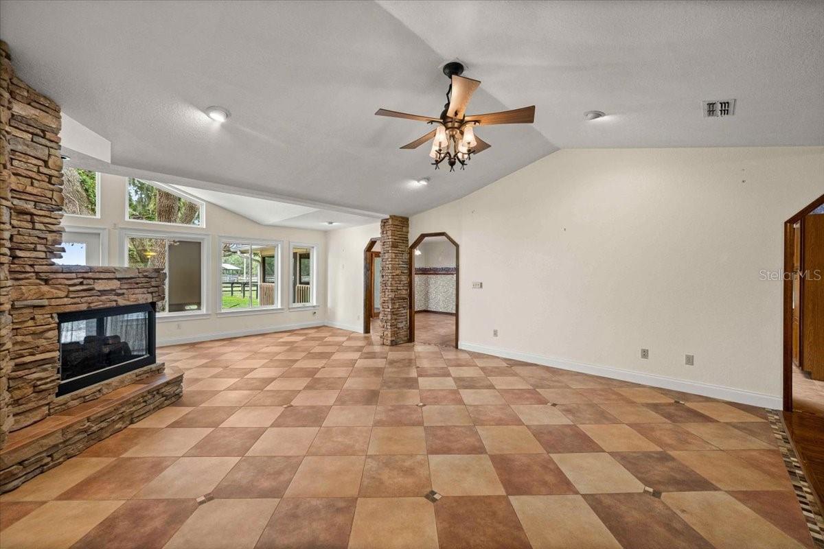 STONERIDGE ACRE - Residential