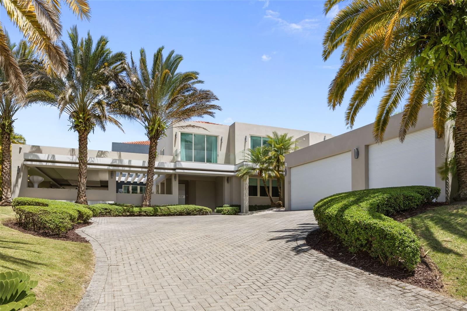 Located within the exclusive community of Dorado Beach East, this exceptional property offers luxury, privacy, and breathtaking surroundings in one of Puerto Rico’s most sought-after resort communities. Spanning approximately 8,000 square feet, the residence features 6 spacious bedrooms, each with its own ensuite bathroom, thoughtfully designed for both comfort and elegance. The home welcomes you with high ceilings and expansive living spaces. The outdoor area features a beautiful pool and terrace, perfect for entertaining while enjoying the serene surroundings. A private movie theater adds an elevated entertainment experience, while a separate detached structure currently configured as a gym provides additional flexibility and functionality.
Designed to maximize privacy, the property enjoys no front neighbors and features beautiful lake views from the spacious primary suite. The primary bedroom retreat also features a generous walk-in closet.
Located within the renowned gates of Dorado Beach East, this residence combines exclusivity, luxury, and resort-style living just moments away from world-class amenities, golf courses, beaches, and the Dorado Beach Resort.