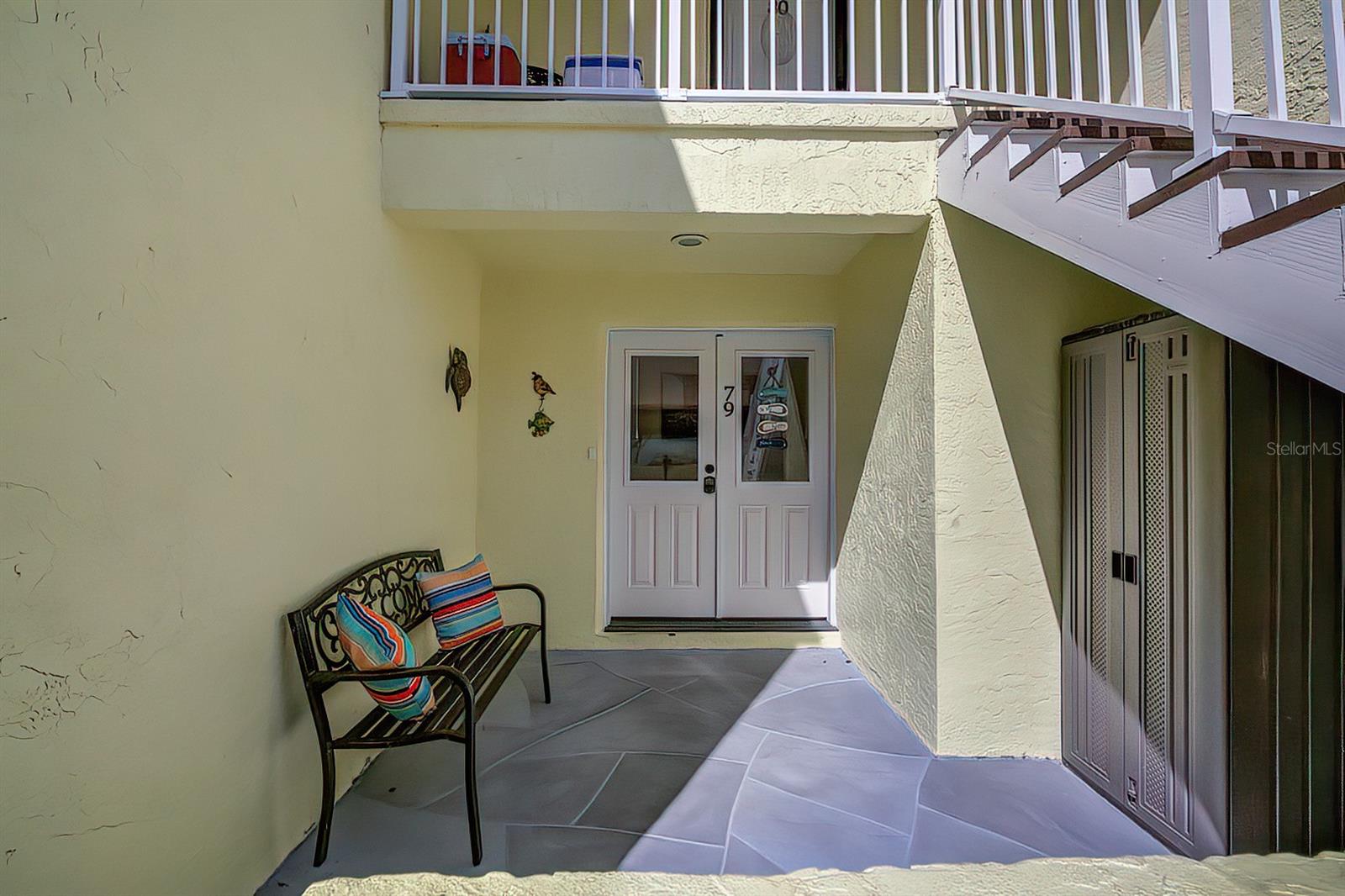 Indian Rocks Beach, 1/1, Totally Remodeled. Granite Counters, Wood Cabinets, Ceramic Throughout, Fully Furnished, Beautiful Club and Pool on the Intrercoastal Water, Walking Distance to Indian Rocks Beach, A Must See.