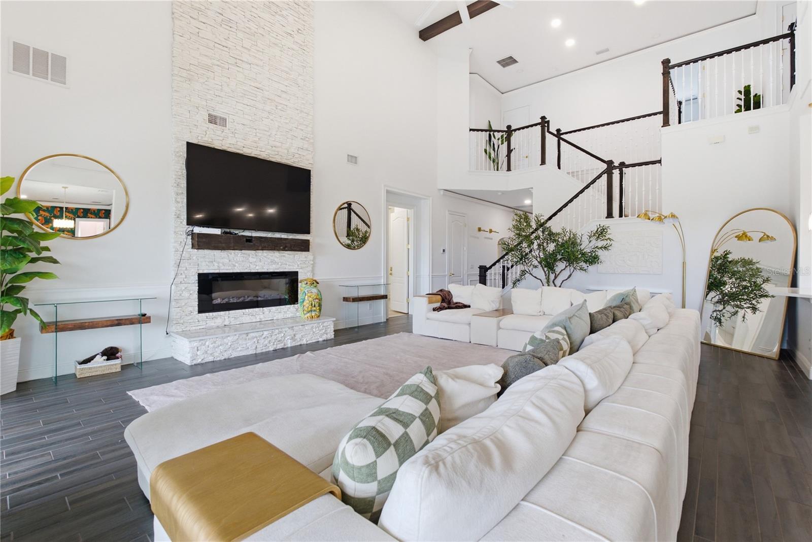 HEATHROW COUNTRY ESTATE - Residential
