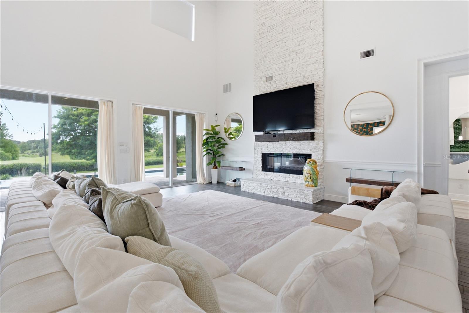 HEATHROW COUNTRY ESTATE - Residential
