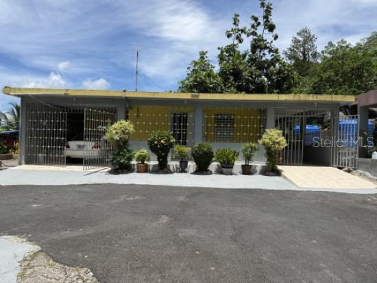 Multi-family residence for sale. First residence: 3 bedrooms, 1 bathroom, living room, kitchen, dining room, and 2 carports. Second residence, ideal for generating income, with 1 bedroom, living room, kitchen, and bathroom. Also includes two 600-gallon cisterns with pumps, ensuring a constant water supply, a concrete fence with a sliding gate, and an electric water heater. This property is offered exclusively to you, guaranteeing a unique investment in a prime location just 7 minutes from downtown Yabucoa, close to supermarkets, pharmacies, medical offices, and a hospital. Don't miss this opportunity to live in or invest in this magnificent property.