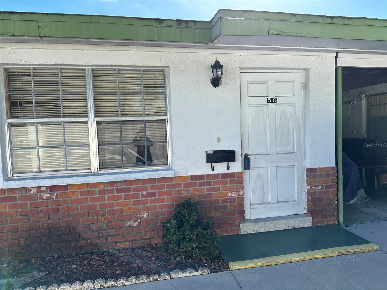 Affordable, maintenance free living in this Villa conveniently located in St Petersburg!  Great investor property!  1 BR/LR with Murphy bed, eat in kitchen with sliders leading to the rear green space.  Ceramic tile throughout. This is a "fee simple" PUD with a $78. monthly HOA fee that covers grounds keeping and trash.  Easy access to I275, the Beaches, Tampa and downtown St Pete.