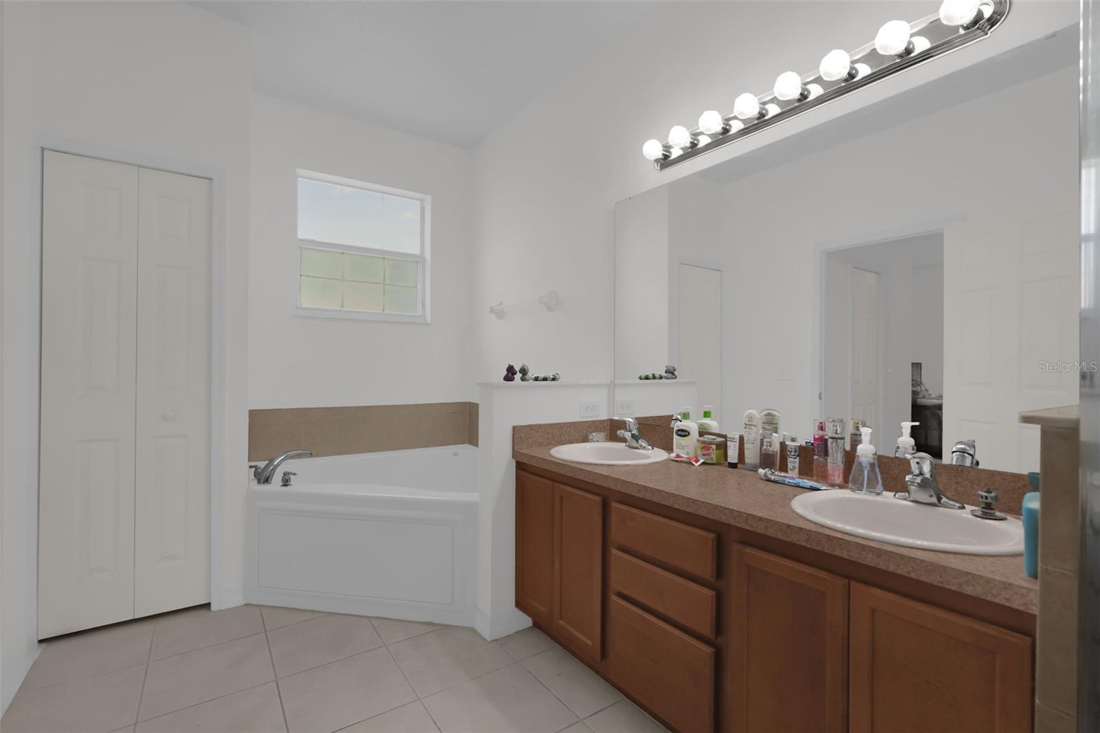 VICTORIA LNDGS - Residential