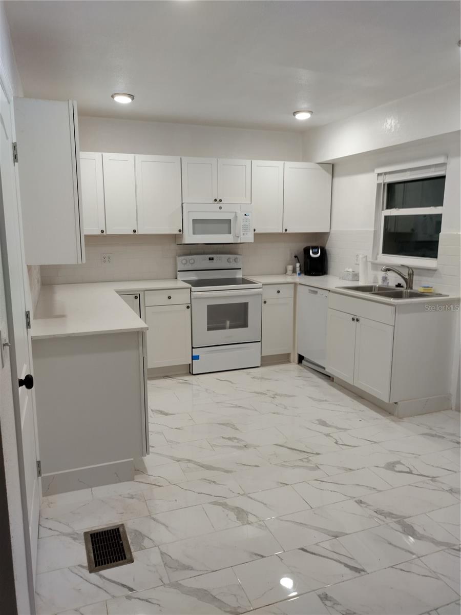 THOMPSONS BLK 12 HODGMANS - Residential
