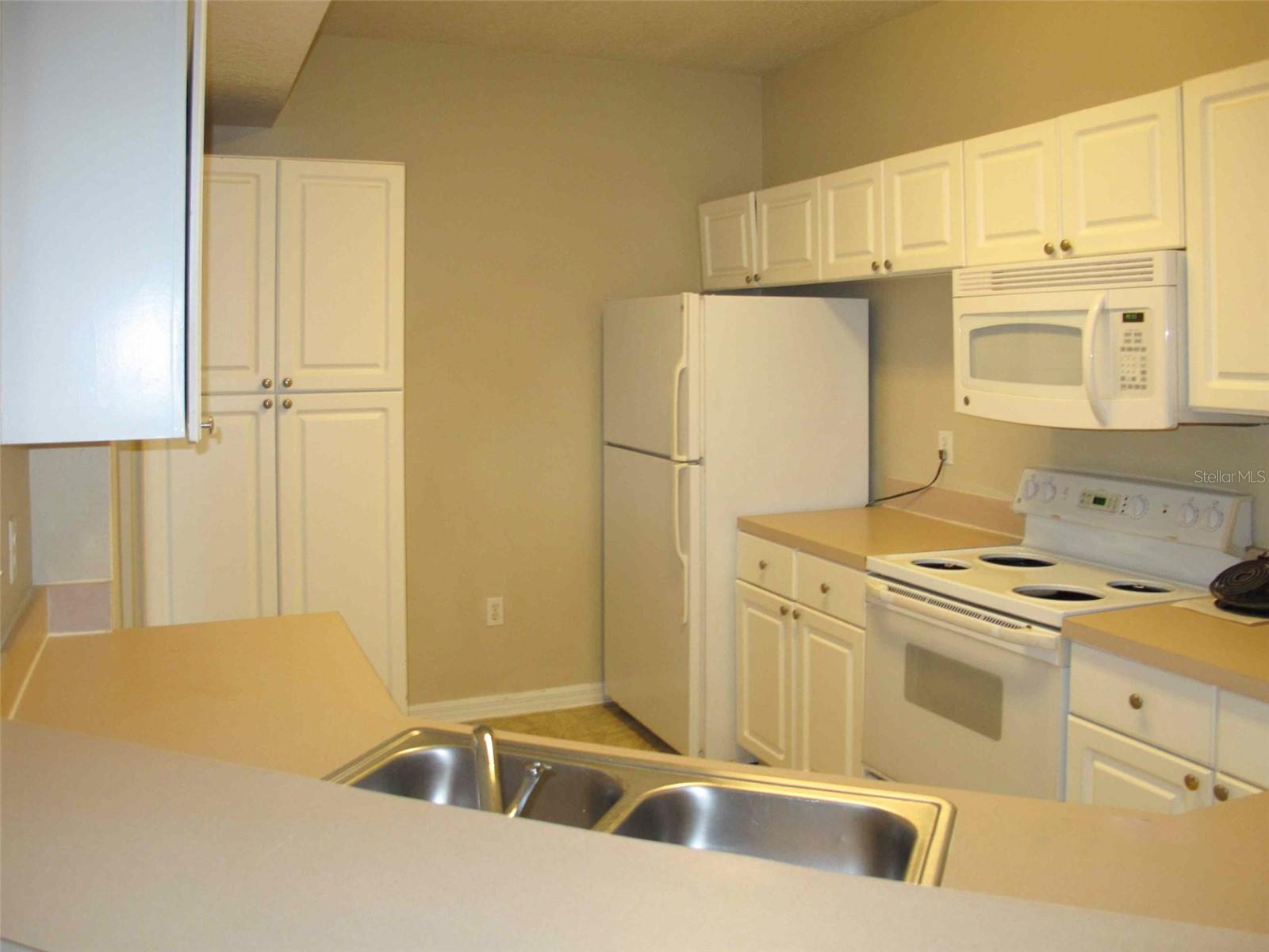 PALMS CLUB CONDO - Residential Lease