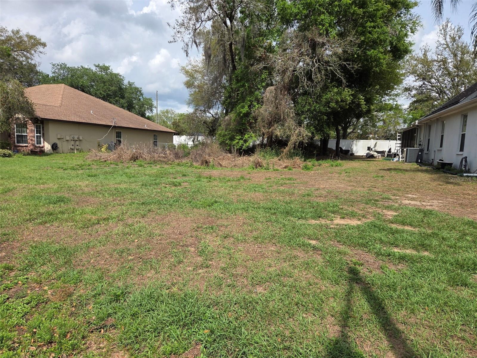 CHARLESTON OAKS - Land