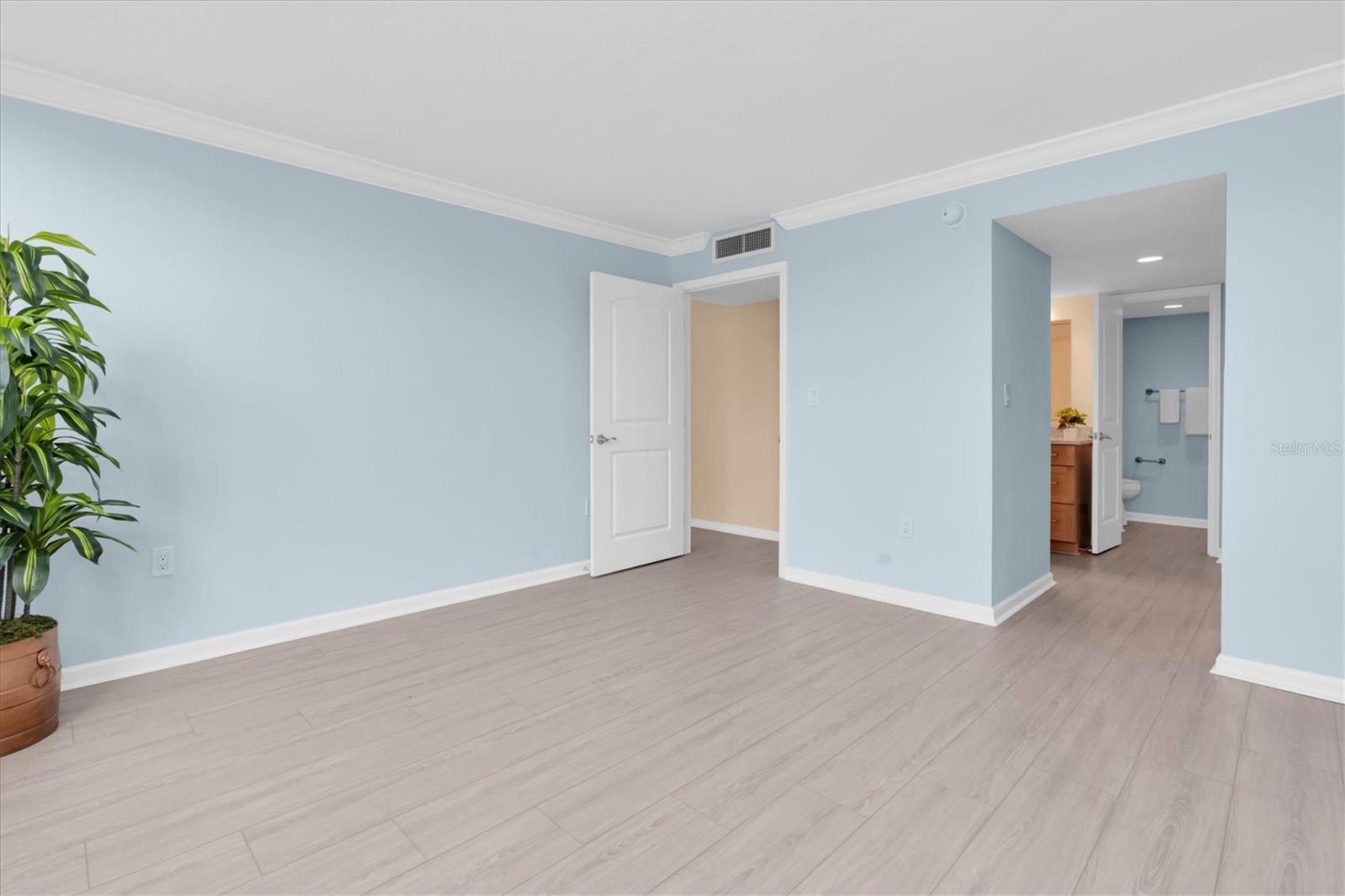 TREASURE ISLAND TENNIS & YACHT CLUB - Residential