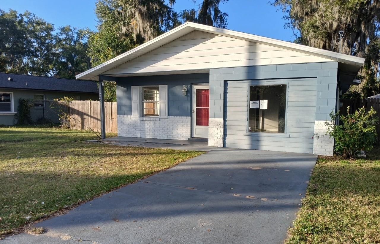 Auction Property. Auction date 05/30/2026 08:00 CST - 06/02/2026 15:00 CST Fantastic 3-bedroom, 2-bath home with no HOA. This property features a spacious fenced backyard ideal for family gatherings, along with a storage building perfect for lawn equipment or a workshop. Conveniently located within walking distance to downtown Umatilla, schools, restaurants, and a family park, this home also provides easy access to the Ocala National Forest and multiple area lakes for boating, skiing, sailing, and exceptional bass fishing. This is a must-see property, it will not last long.