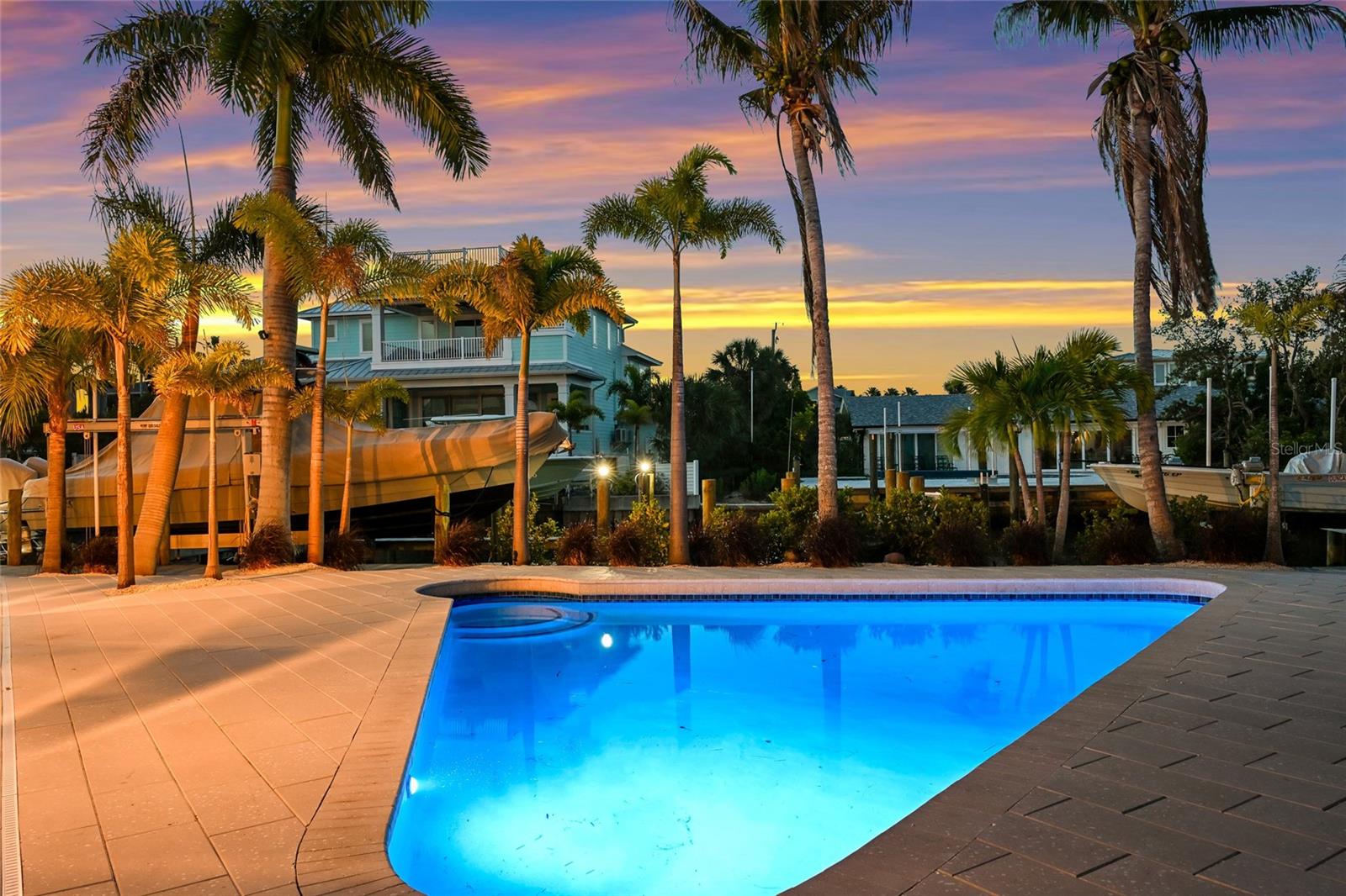 HOLMES BEACH 16TH UNIT - Residential
