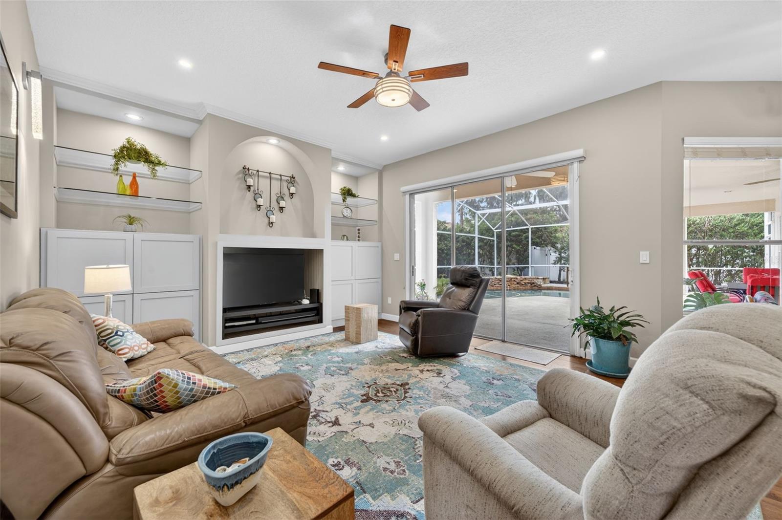DEER POINTE - Residential