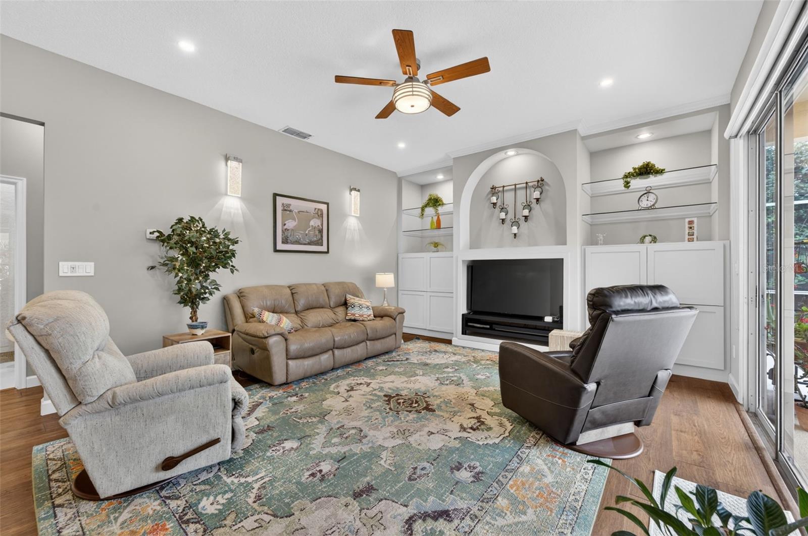 DEER POINTE - Residential
