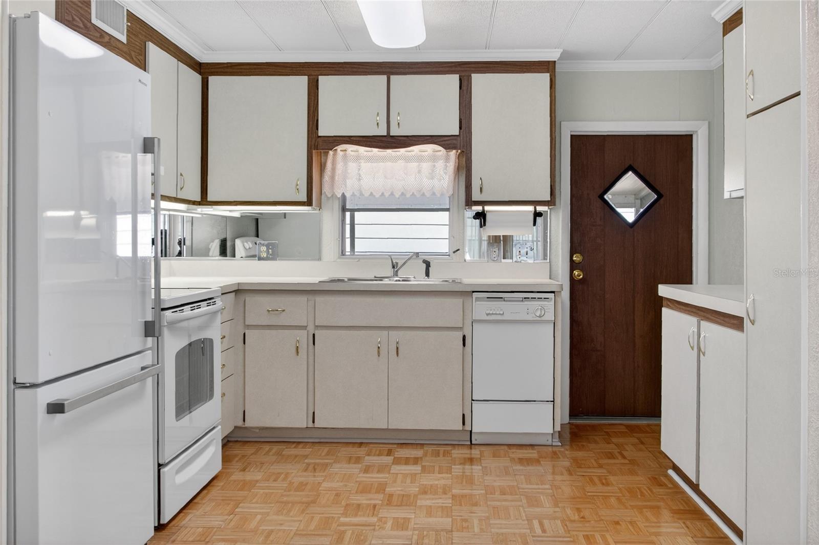 COUNTRY CLUB ESTATES - Residential