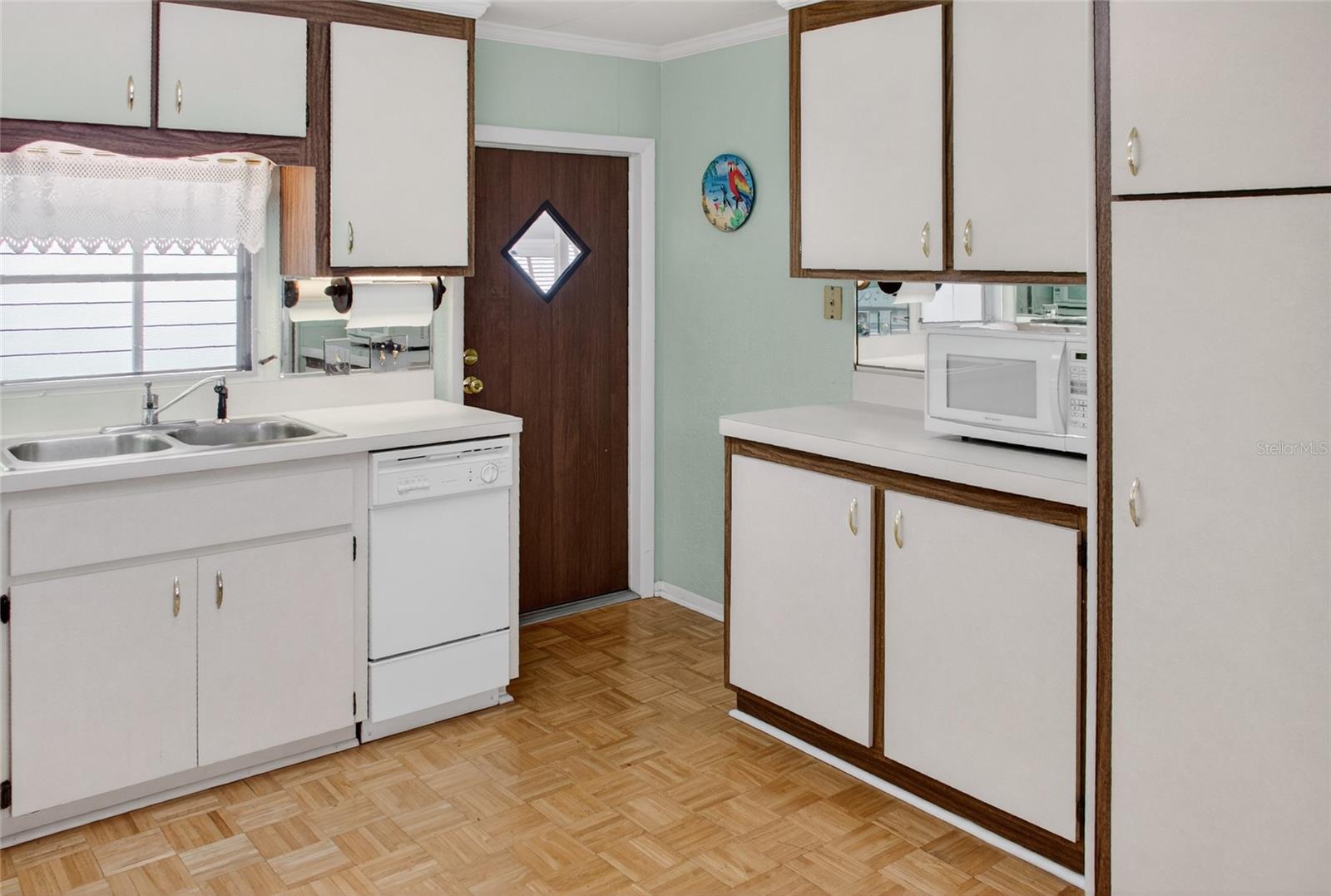 COUNTRY CLUB ESTATES - Residential