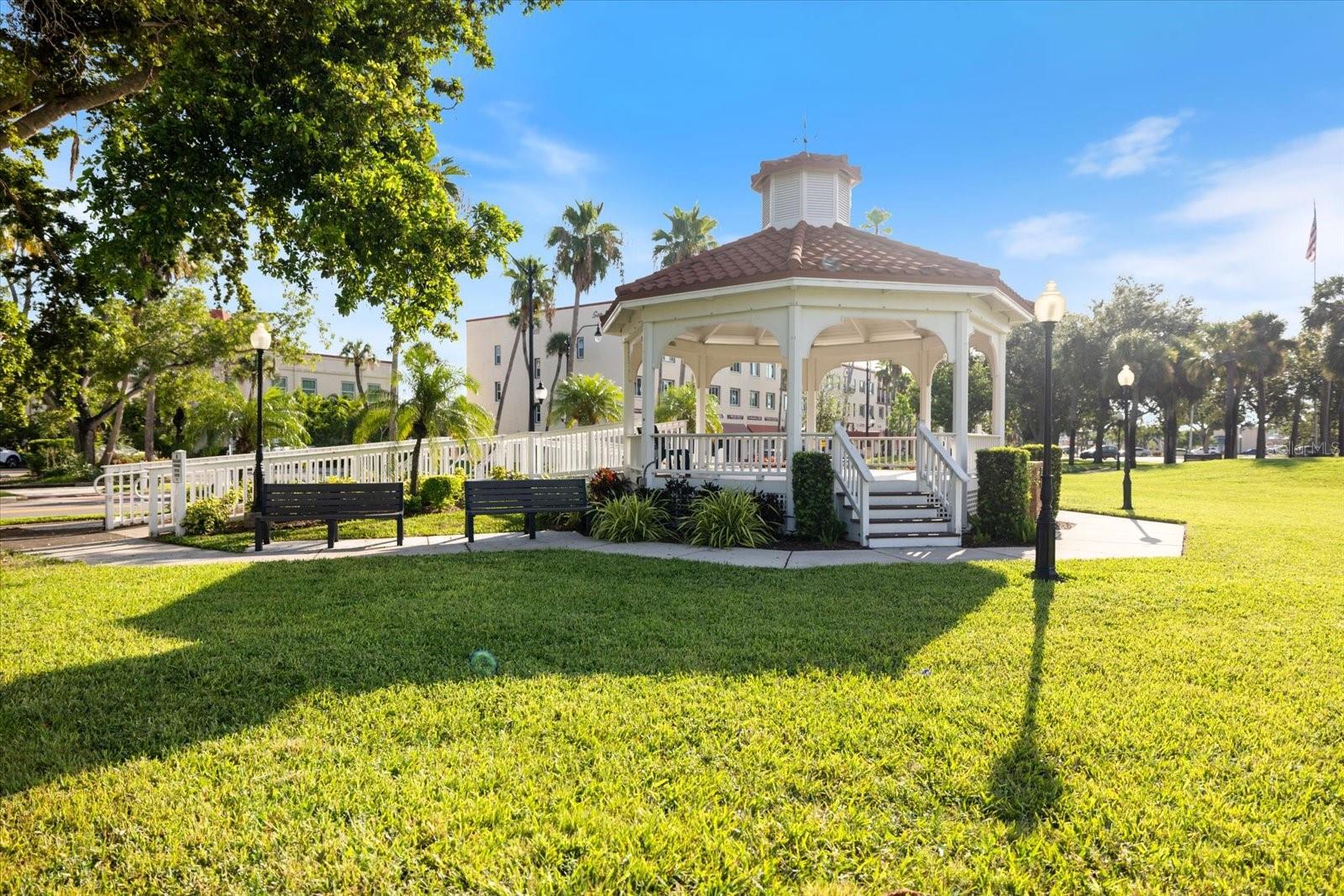COUNTRY CLUB ESTATES - Residential