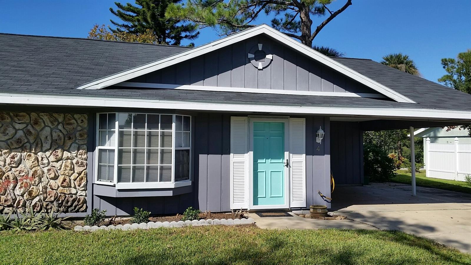 Nice 2/2 villa with carport; carpet & Laminate; tenant can purchase pool membership for community pool; quiet community, HOA; pet friendly.