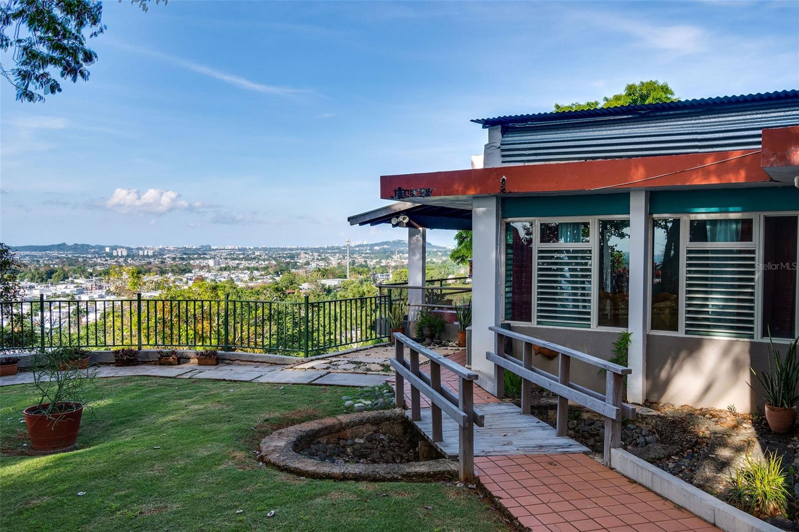 ¡Bienvenido a tu propio refugio privado en las colinas — un paraíso de paz con vistas panorámicas impresionantes! Ubicada en 2.8 cuerdas de terreno sereno, esta hermosa propiedad te ofrece un punto de vista inigualable desde donde puedes ver los cruceros entrando y saliendo de la Bahía de San Juan. En los días despejados, disfruta de una vista espectacular que abarca Cataño, Bayamón, Toa Baja, Guaynabo y San Juan. Y cuando llega la víspera de Año Nuevo, prepárate para un espectáculo de fuegos artificiales inolvidable — todo desde la comodidad de tu propia terraza. Esta espaciosa residencia cuenta con 4 habitaciones y 4 baños, con espacio de sobra para entretener, descansar o simplemente disfrutar de la belleza natural que te rodea. Ya sea que busques una residencia permanente o un retiro de paz, esta propiedad es una joya que ofrece privacidad, comodidad y alegría en cada rincón.