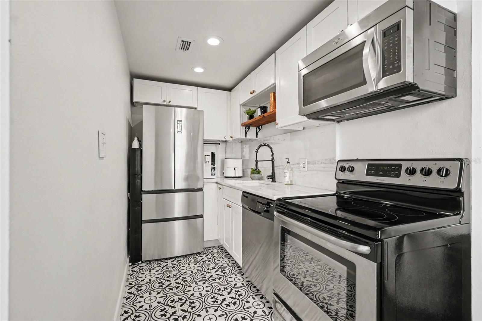 BAYSHORE ROYAL CONDOMINIUM - Residential