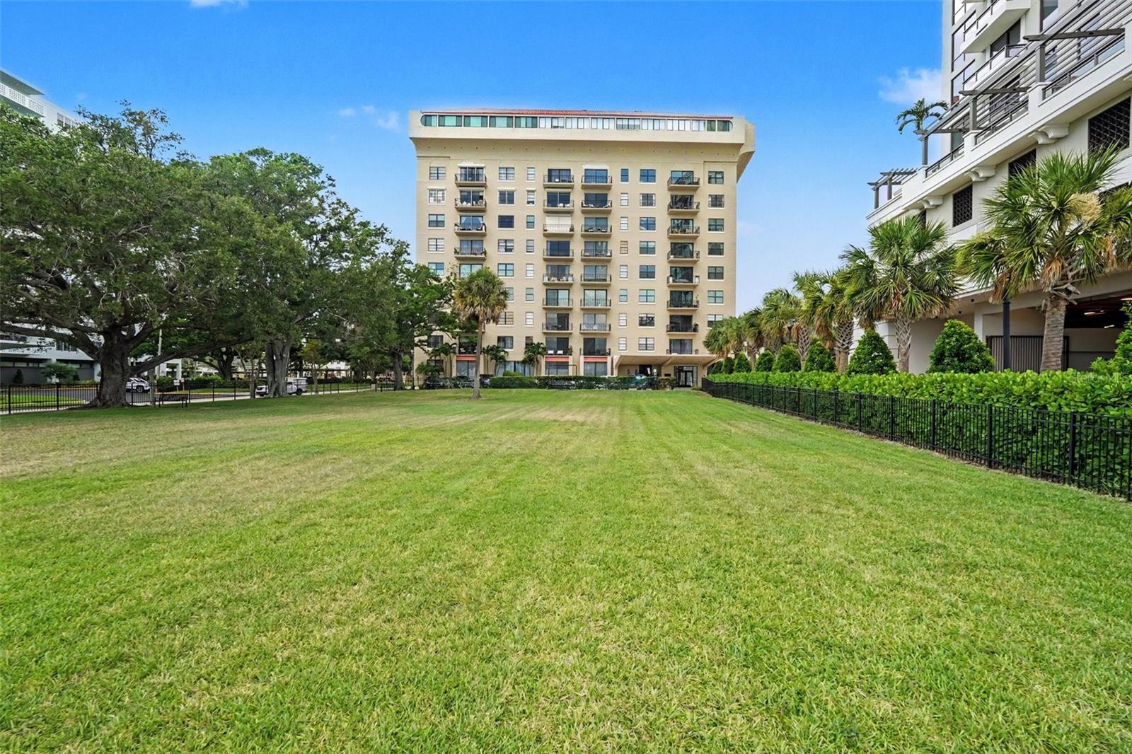 BAYSHORE ROYAL CONDOMINIUM - Residential