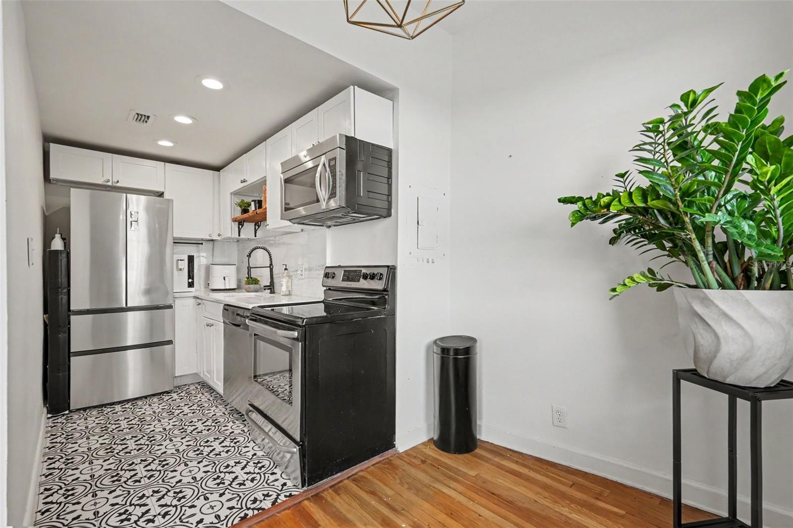 BAYSHORE ROYAL CONDOMINIUM - Residential