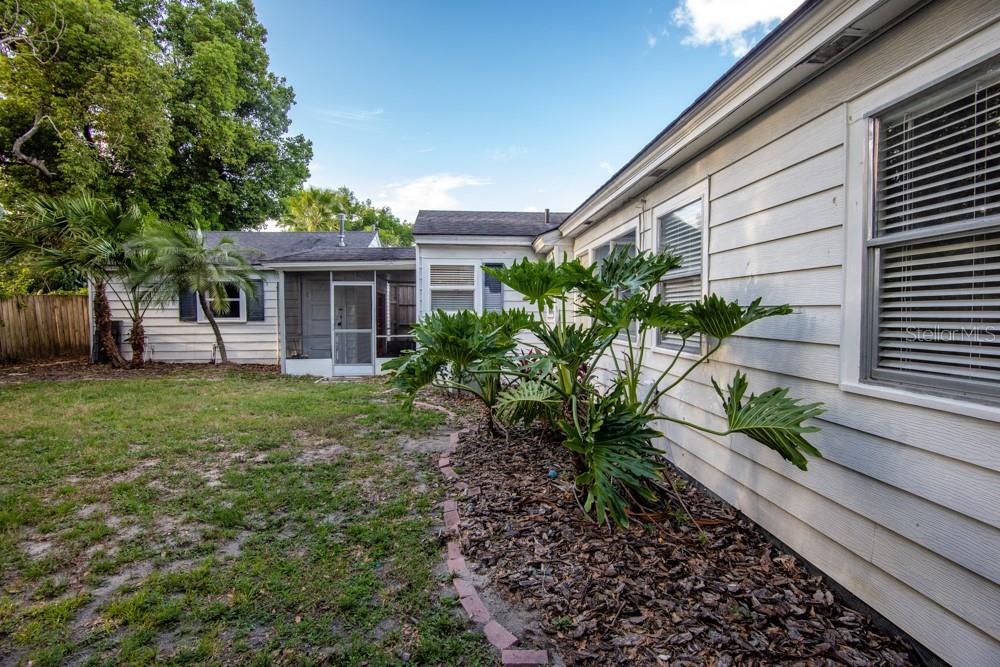 PARADISE PARK - Residential Lease