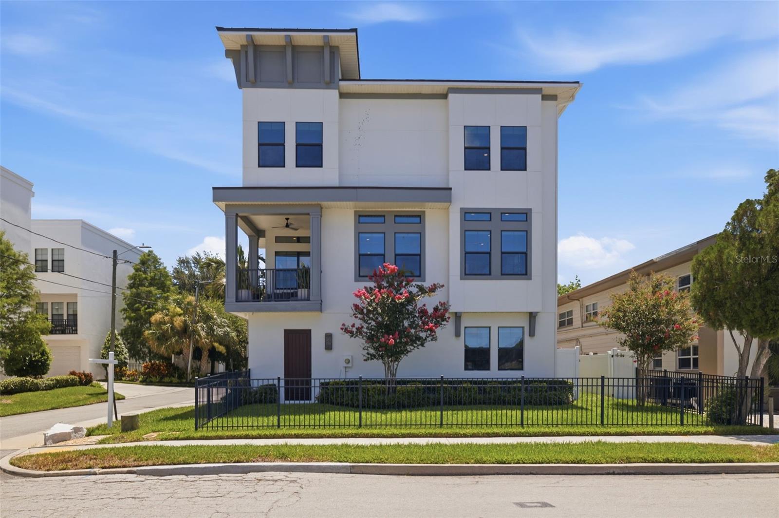 UPTOWN CRESCENT LAKE - Residential