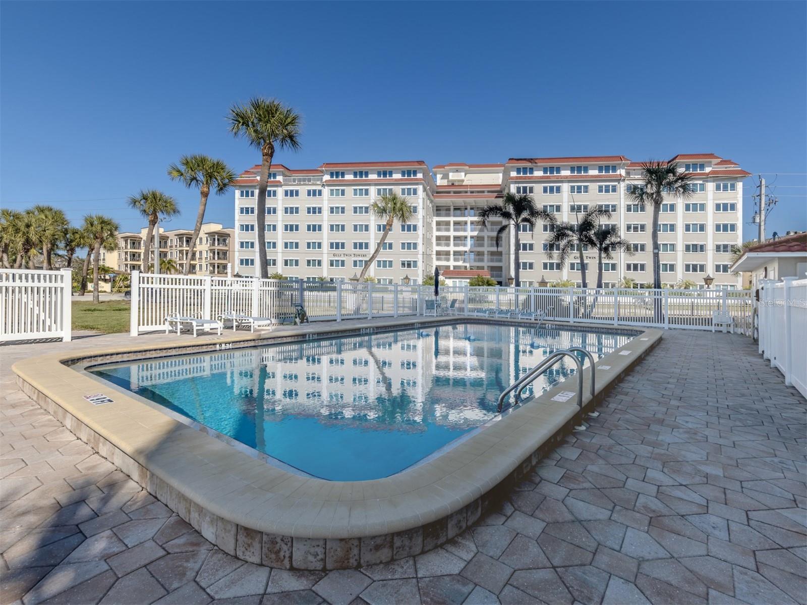 GULF TWIN TOWERS - Residential