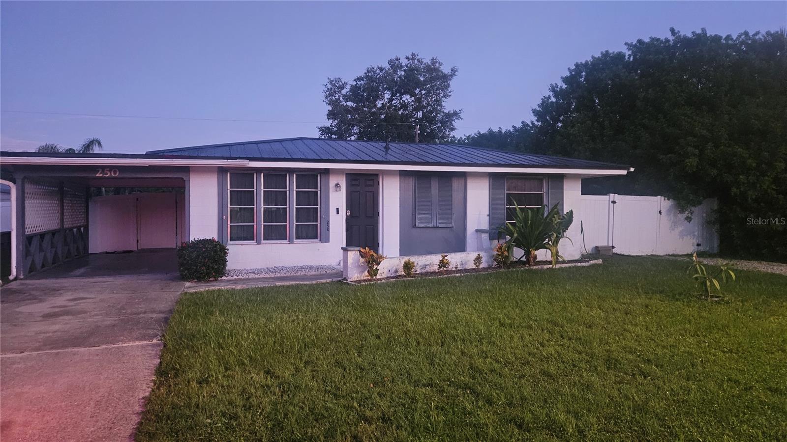 Enjoy a stylish experience at this centrally-located  home. 3 min from Port Charlotte Beach, 10 min to Sun Seekers Resort,  7 min from Port Charlotte Mall, 15 min to Downtown Punta Gorda, 30 min to Englewood Beach, 45 min to Venice Beach, 60 min to Siesta Key Beach. Walking distance to Kiwanis park which offers workout stations as well as walking, running, and biking trails with a bridge and a pond. At the house, enjoy a life-size chess board (chess pieces not included), corn hole, and grill out while watching the sunset among the palms!
 2nd bedroom has a built-in murphy bed which can be removed prior to closing if desired.