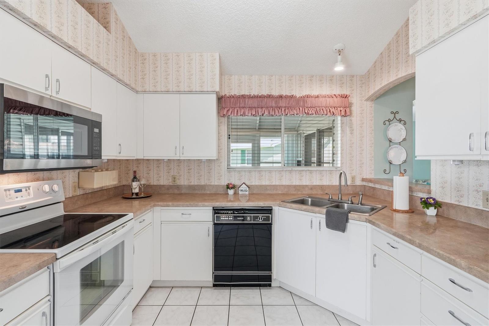LADY LAKE ORANGE BLOSSOM GARDENS UNIT 14 - Residential