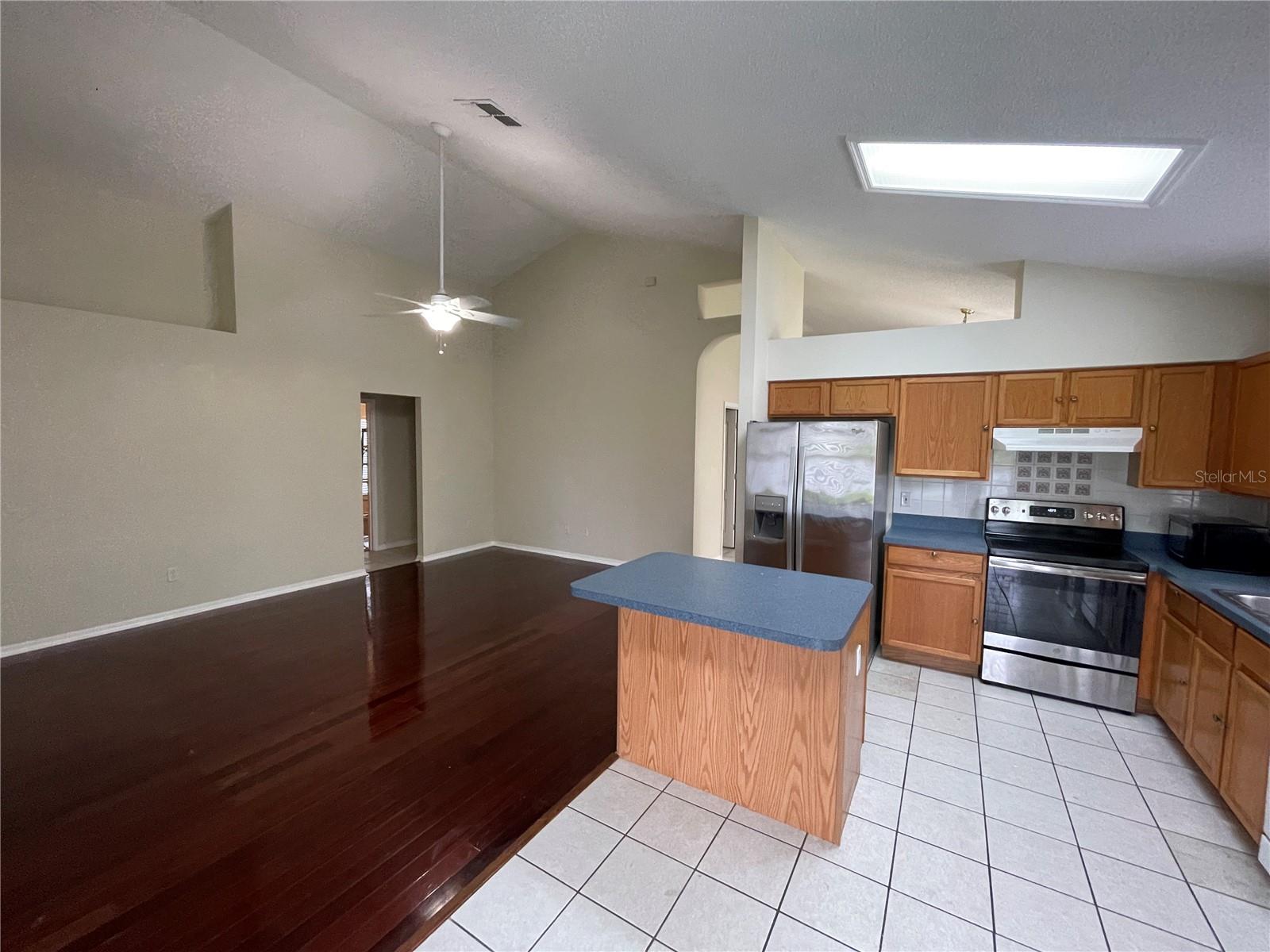 ANDOVER CAY PH 01 44/98 - Residential Lease