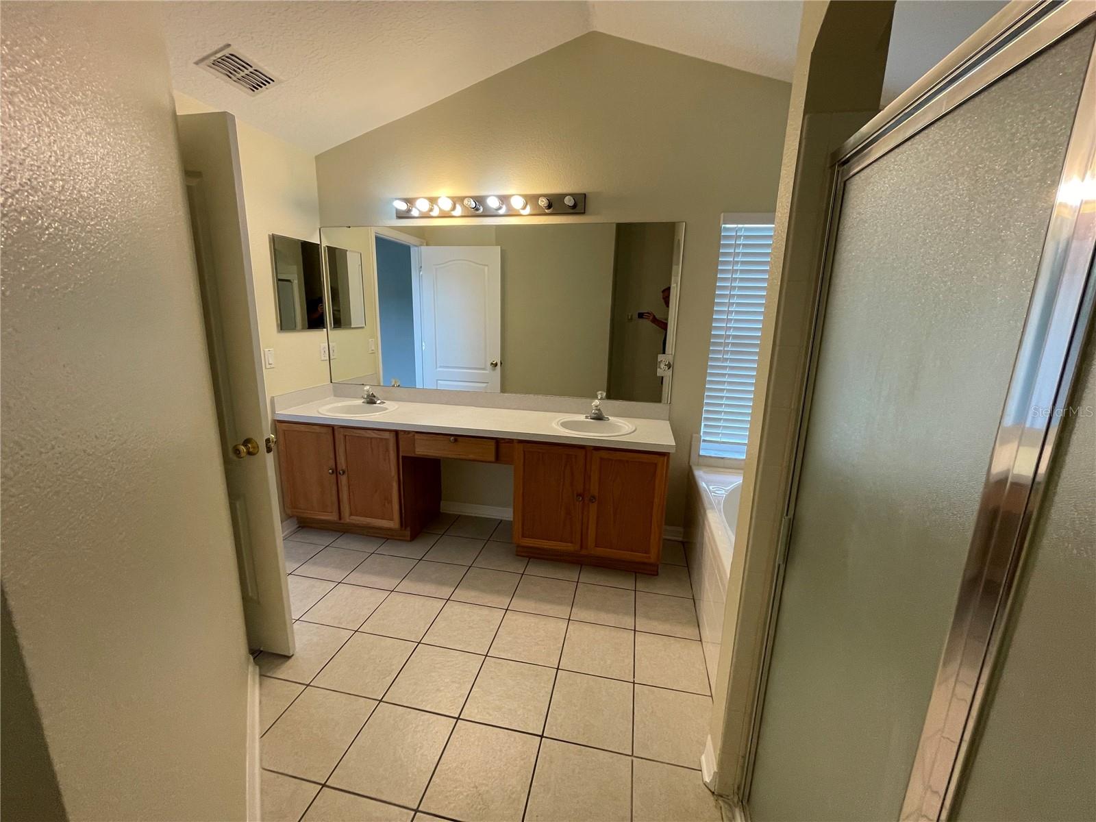 ANDOVER CAY PH 01 44/98 - Residential Lease