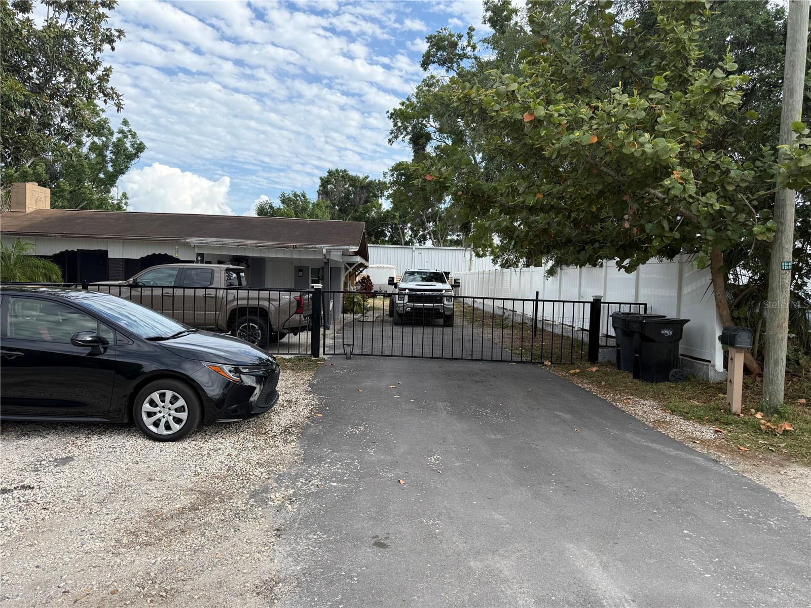Well, locate property in drew park area. Zoning is IG  Excellent for all kind of business.  Can with the offer.