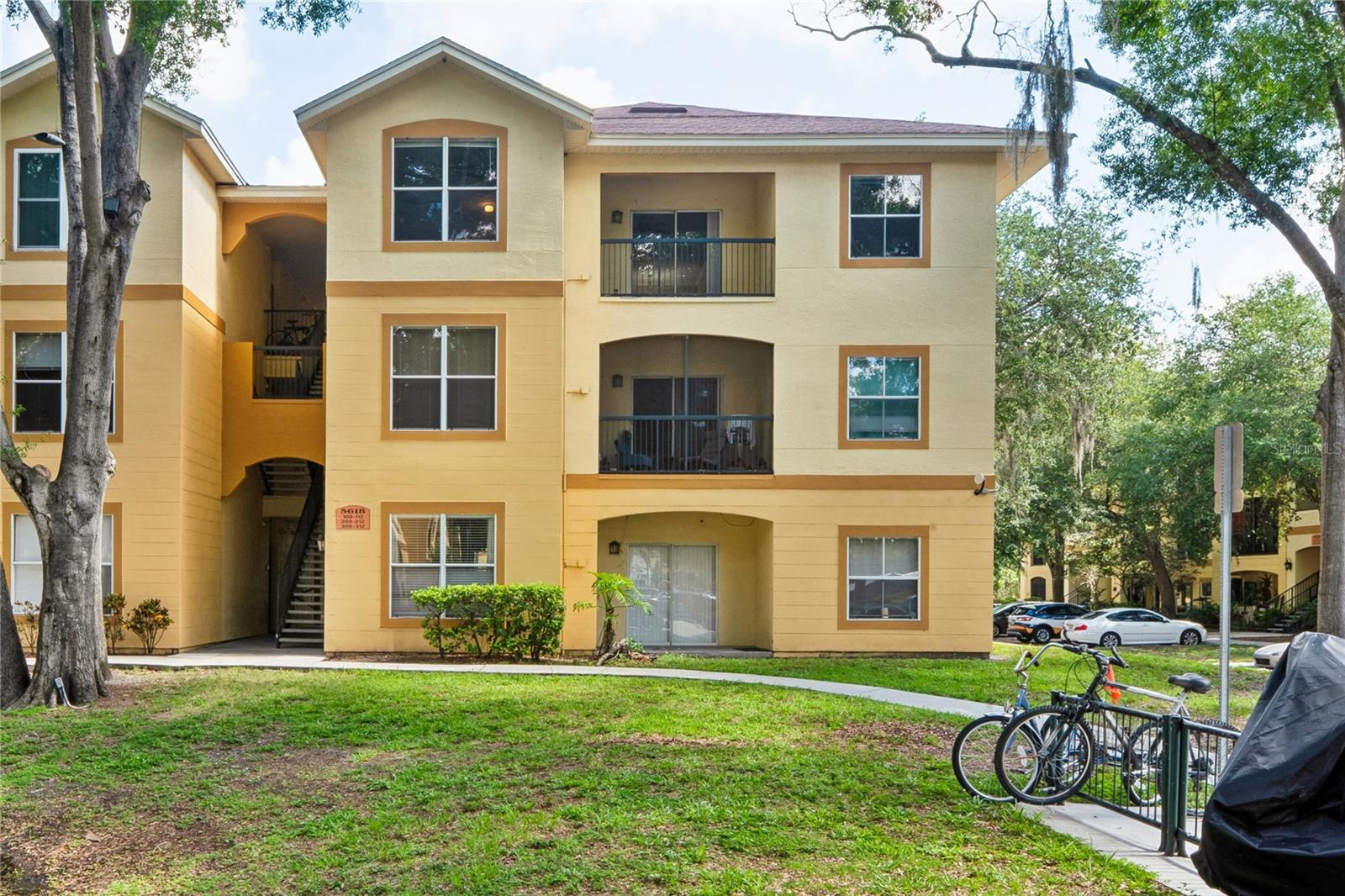 A top floor corner 3 bed 2 full bath unit in a gated community. The Pinnacle at Carrollwood has a clubhouse, pool, laundry room and a fitness center. It is located next to Essrig Elementary School on Lynn Turner Road in the northwest Carrollwood area of Tampa. Pinnacle has a 5 day on site manager and 7 day security. Plantation has a volunteer community activity committee. Close to shopping, good schools, USF and Tampa Airport. There are no owner rental restrictions other than tenants must complete a application with management to be approved to live in The Pinnacle. New A/C Unit 2026, New H2O Heater 2025. Freshly painted interior.